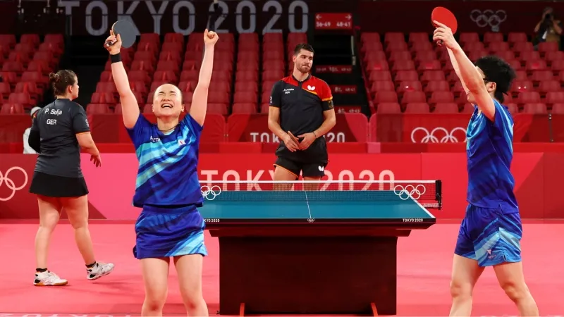 A picture of Jun Mizutani and Mima Ito winning a game