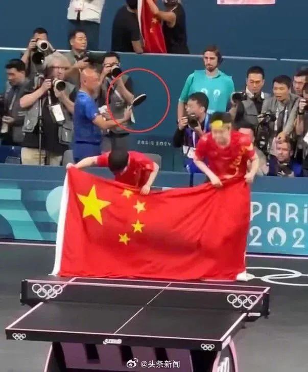 Screencap of Wang Chuqin's broken blade in the Mixed Doubles aftermath.