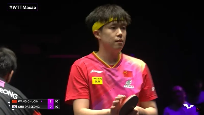 Wang Chuqin drying his backhand rubber with his palm